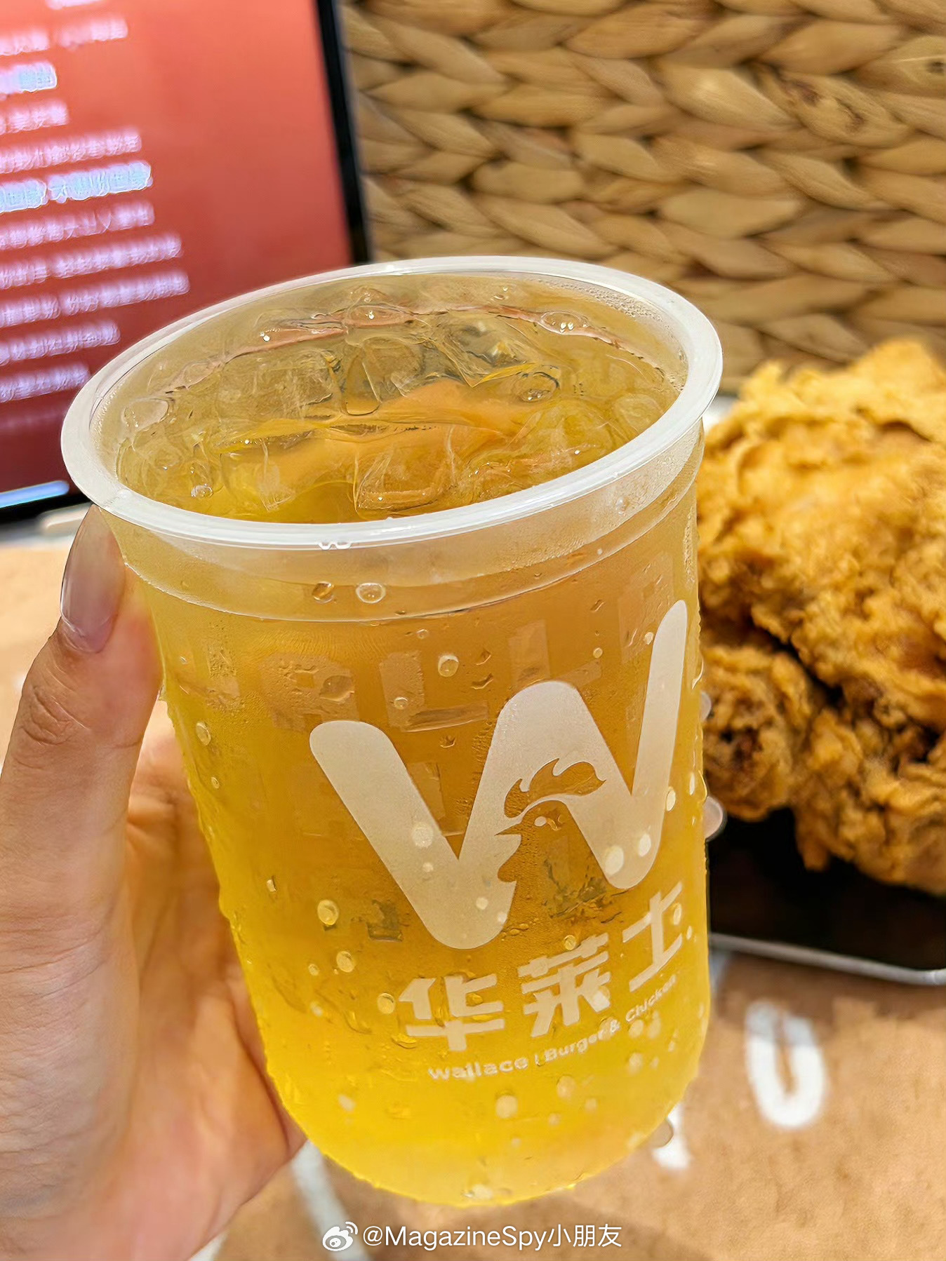 前方高能提醒！宵夜嗨吃模式已开启😋！ 手机屏幕亮起，手指已经熟练地点开了华莱士