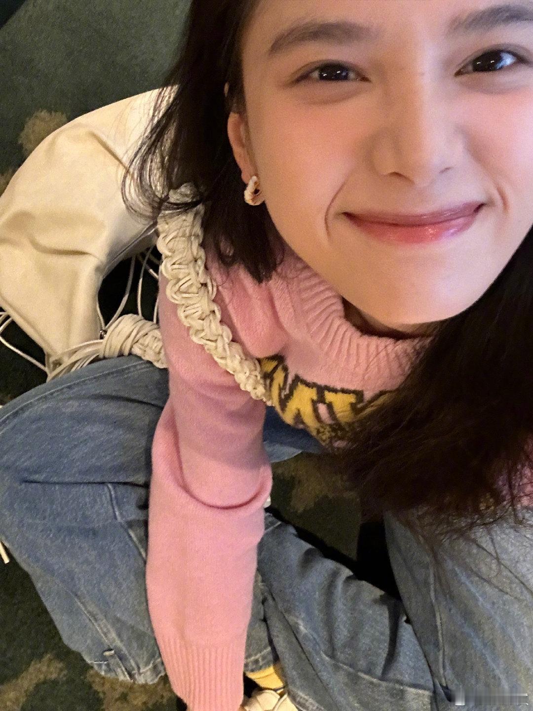 #张婧仪野餐照##张婧仪粉毛衣自拍#张婧仪分享春日野餐照 又幸福了仪 ​​​