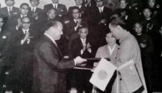 1972年，毛主席宣布放弃日本战争赔款，国内外舆论一片哗然，多年后，国内外人士才