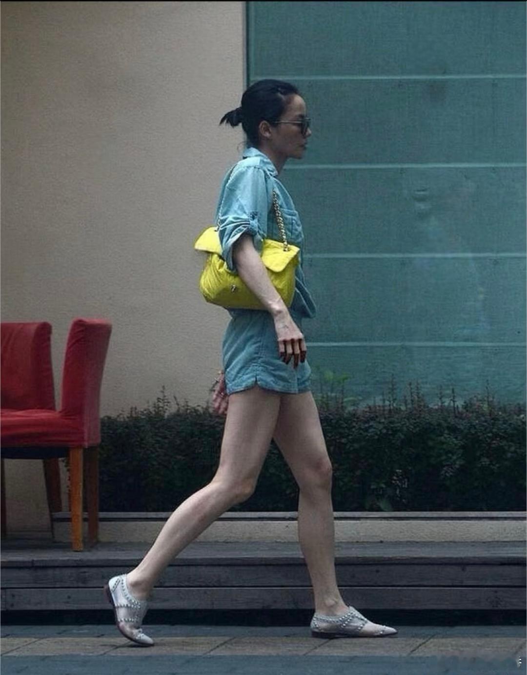 王菲这身材你比例可以当超模了！王菲看了窦靖童歌手总决赛 