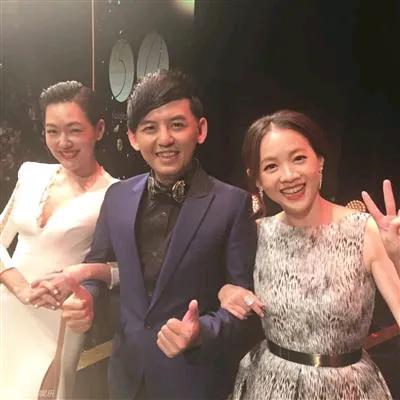当年黄子佼、小S、曾宝仪之间的三角恋闹的沸沸扬扬，但现在回过头来看，小S和曾宝仪