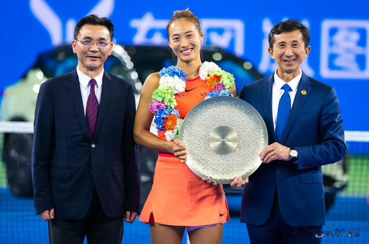 #2024武网# z#郑钦文武网亚军# 网球运动管理中心主任白主任给郑钦文颁奖。