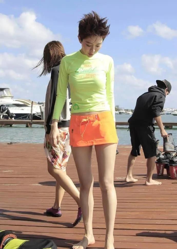 姜妍海边水上运动随拍太亮眼✨
荧光绿防晒长袖搭配橘色短裙，元气活力拉满
白皙肌肤