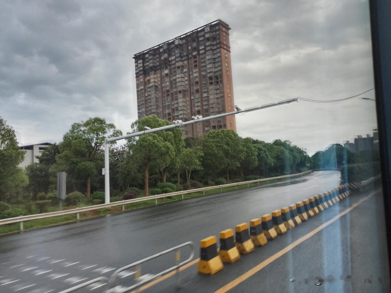 对向车道没有任何汽车了！
自从长潭西高速九华封了往长沙方向的入口后，长潭西高速只