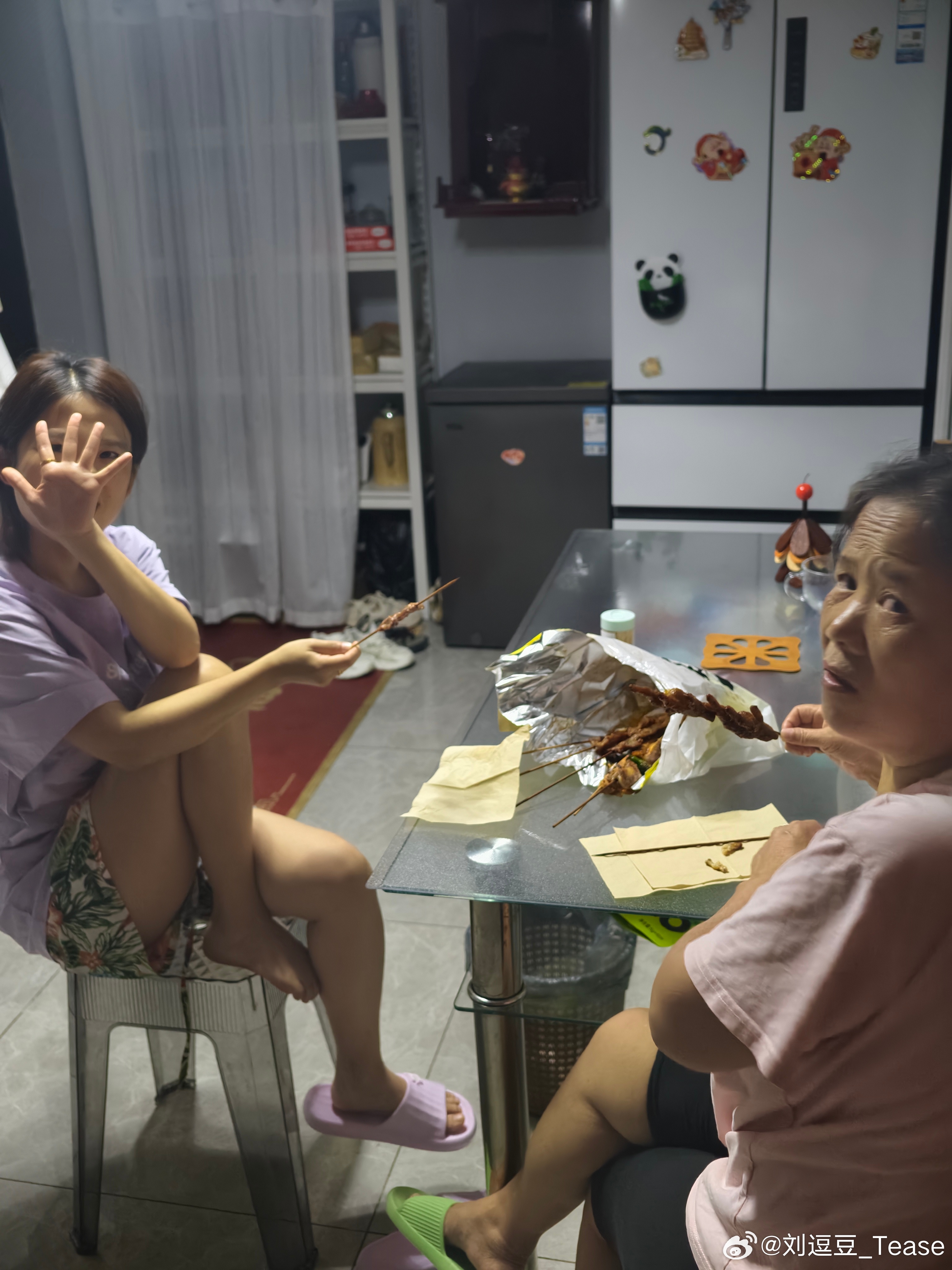 抓到一只偷吃的懒猫不去健身还在家偷吃烧烤拉完了已练不欠我的美食日记坚持运动打卡