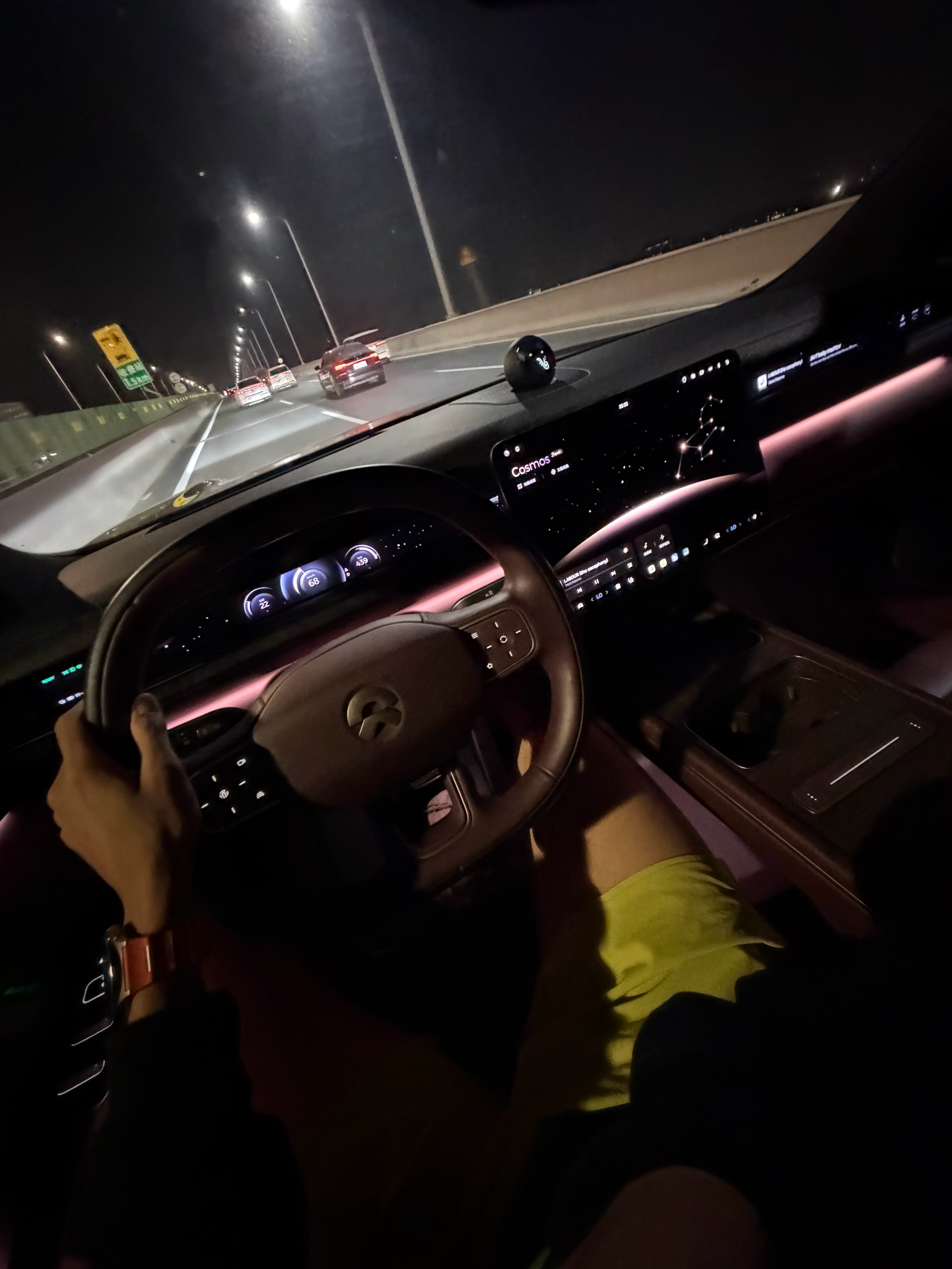 讲真原来对蔚来多少是有点偏见，es8真的给我整服了，除了开门手感不喜欢，这车真的