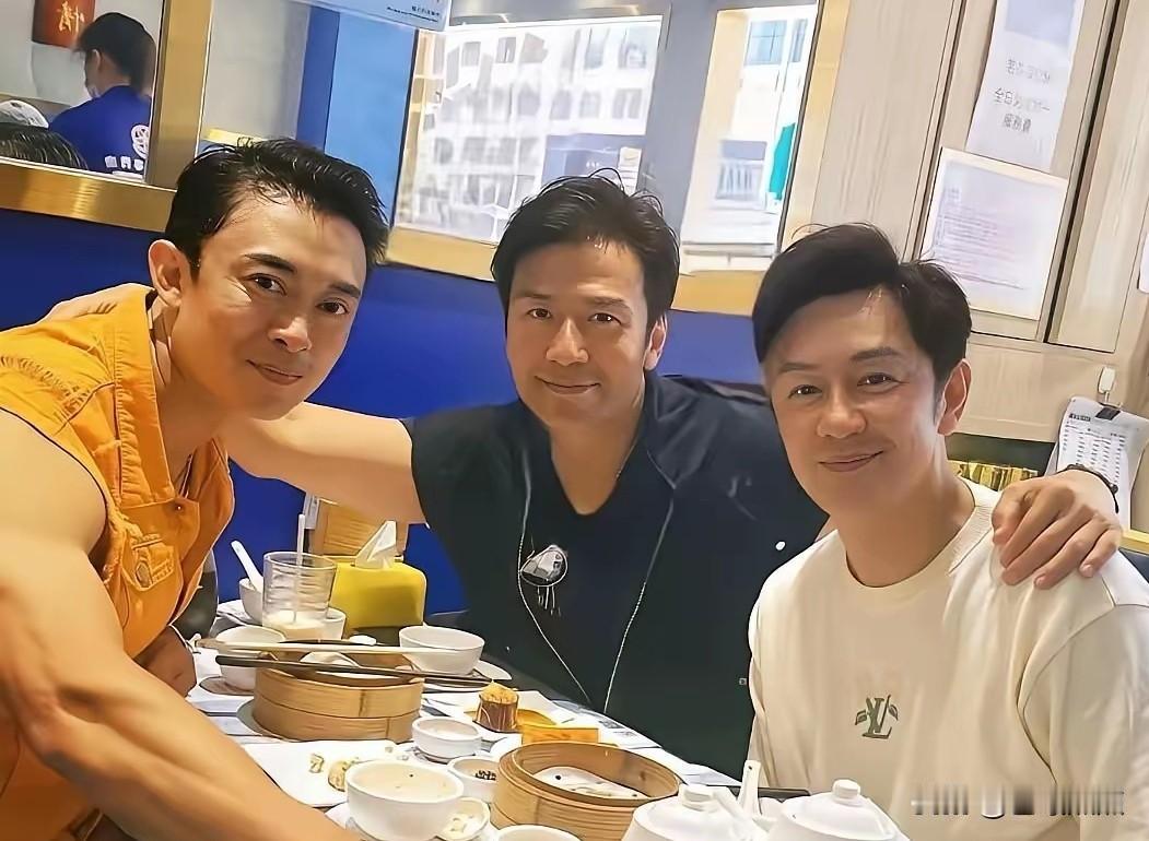 演员要拍戏，也要填饱肚子，补充能量哦。
图一：香港娱乐圈的三位好兄弟，看样子是在