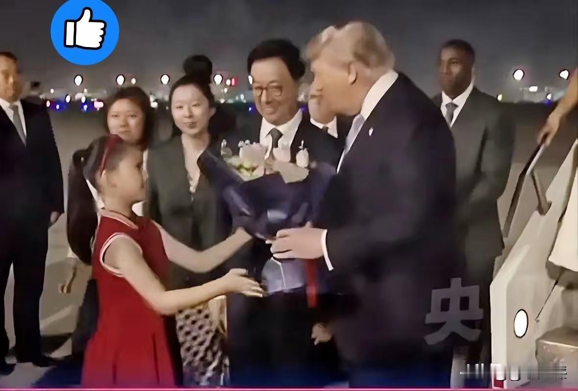 昨晚对特朗普的接机仪式，在黑压压的一片两装革覆中，献花小姑娘们那一抹红最引人瞩目