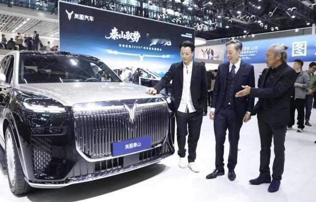 2025 广州车展岚图展台秒变 “港片片场”！李国麟、骆应钧等 TVB 明星集体