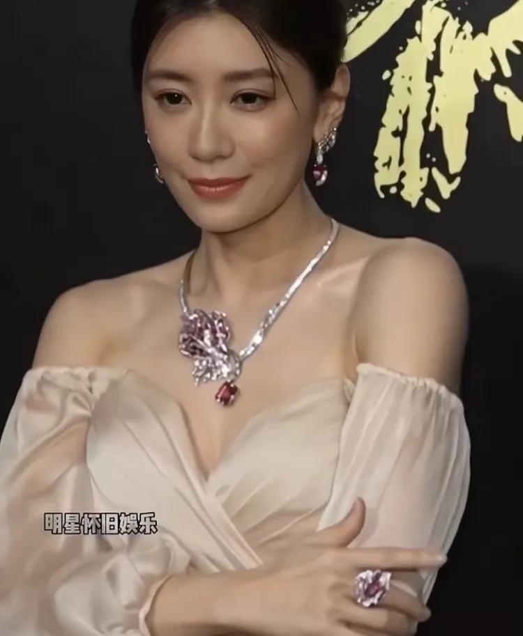 [泣不成声][泣不成声][泣不成声]以前看倚天屠龙记时我17岁梦想找一个像赵敏一
