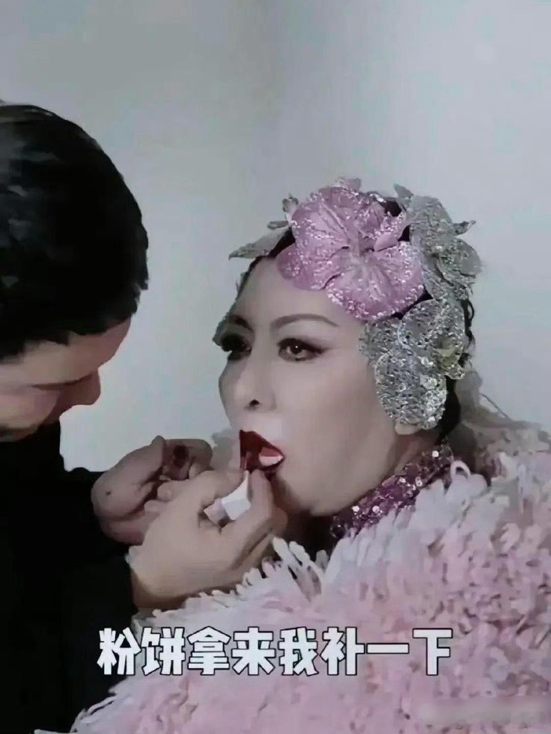 向太化妆师年薪百万，巧手让她年轻十几，妆功超厉害 