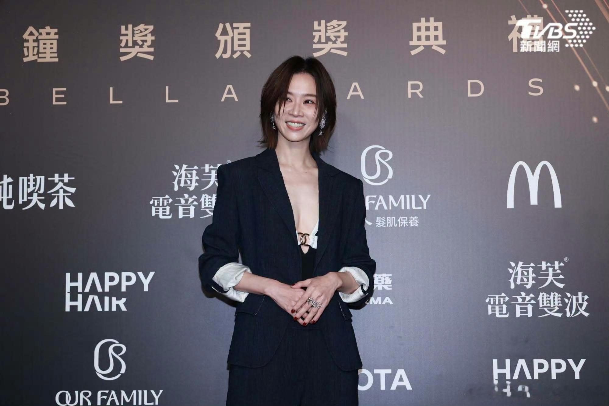谢盈萱亮相金钟奖颁奖礼，他凭借《忘了我记得》提名迷你剧集（电视电影）女主角奖 ​