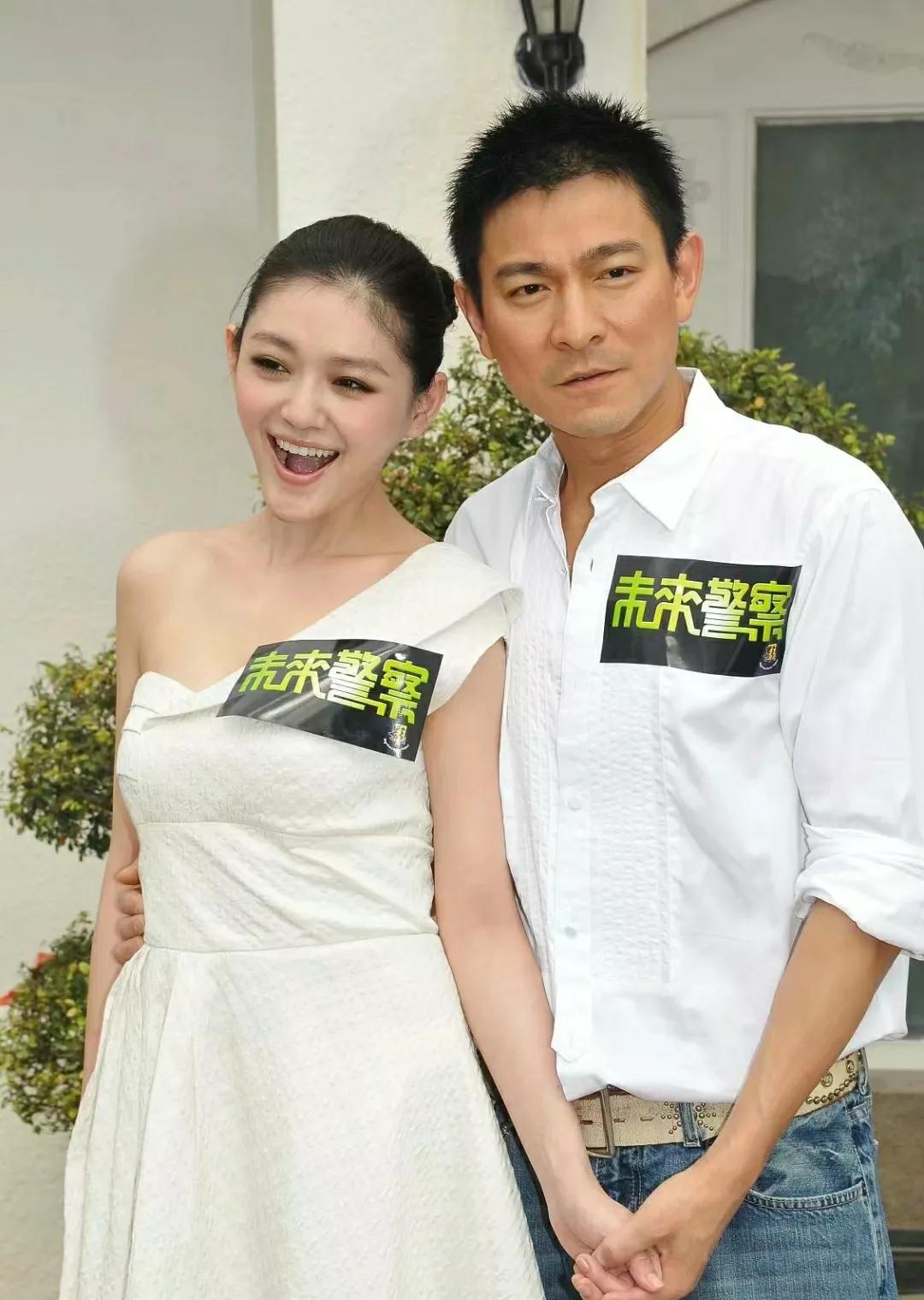 当年大S与刘德华亲密同框拍电影！扎丸子头穿白色斜肩短裙，清纯漂亮，娇俏可人，把天