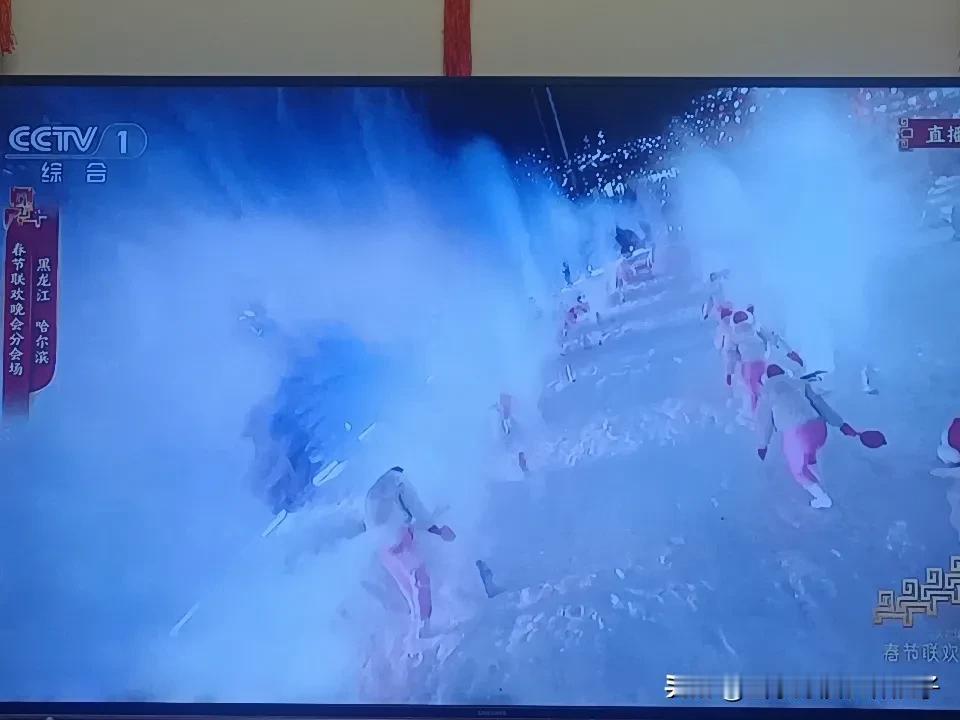 城里过年真无聊，不让放烟花，大马路上连个挂灯笼得都没有…