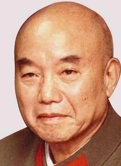 1931年，红军师长萧克翻俘虏名单的时，一下子愣住了，上面有个熟得不能再熟的名字
