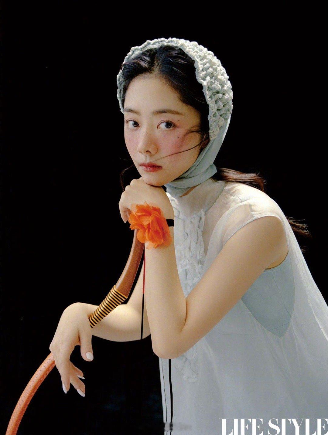 谭松韵就这么水灵灵的坐我旁边了谭松韵就静静坐在身旁，鲜活又灵动，自带干净清爽的气