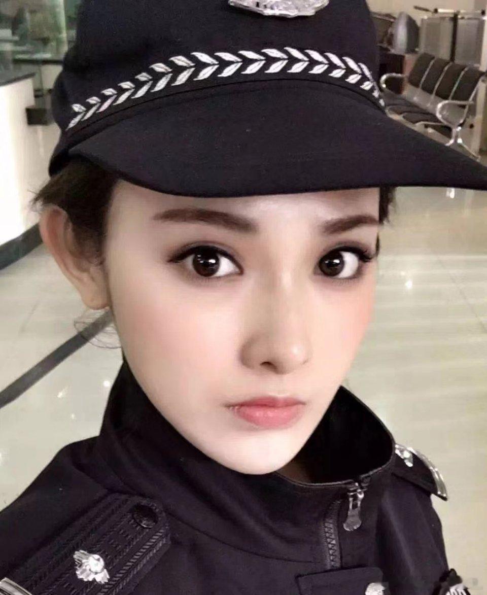 早期彭小苒虽然不管妆造怎么样，感觉脸上真的都是满满的胶原蛋白 ​​​