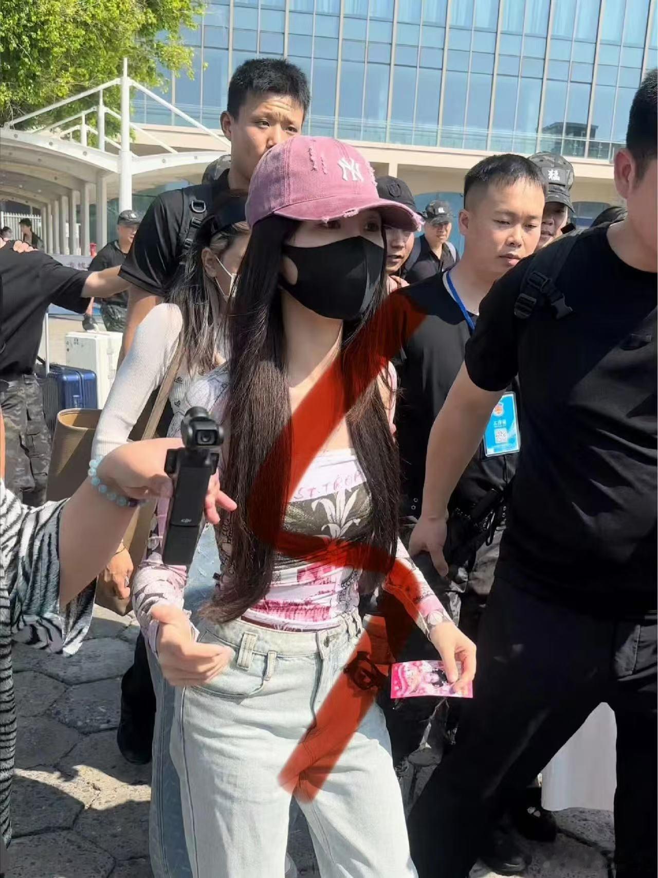 虞书欣北海登船路透  虞书欣又辣妹了  北海团综录制现场，虞书欣登船路透照曝光，