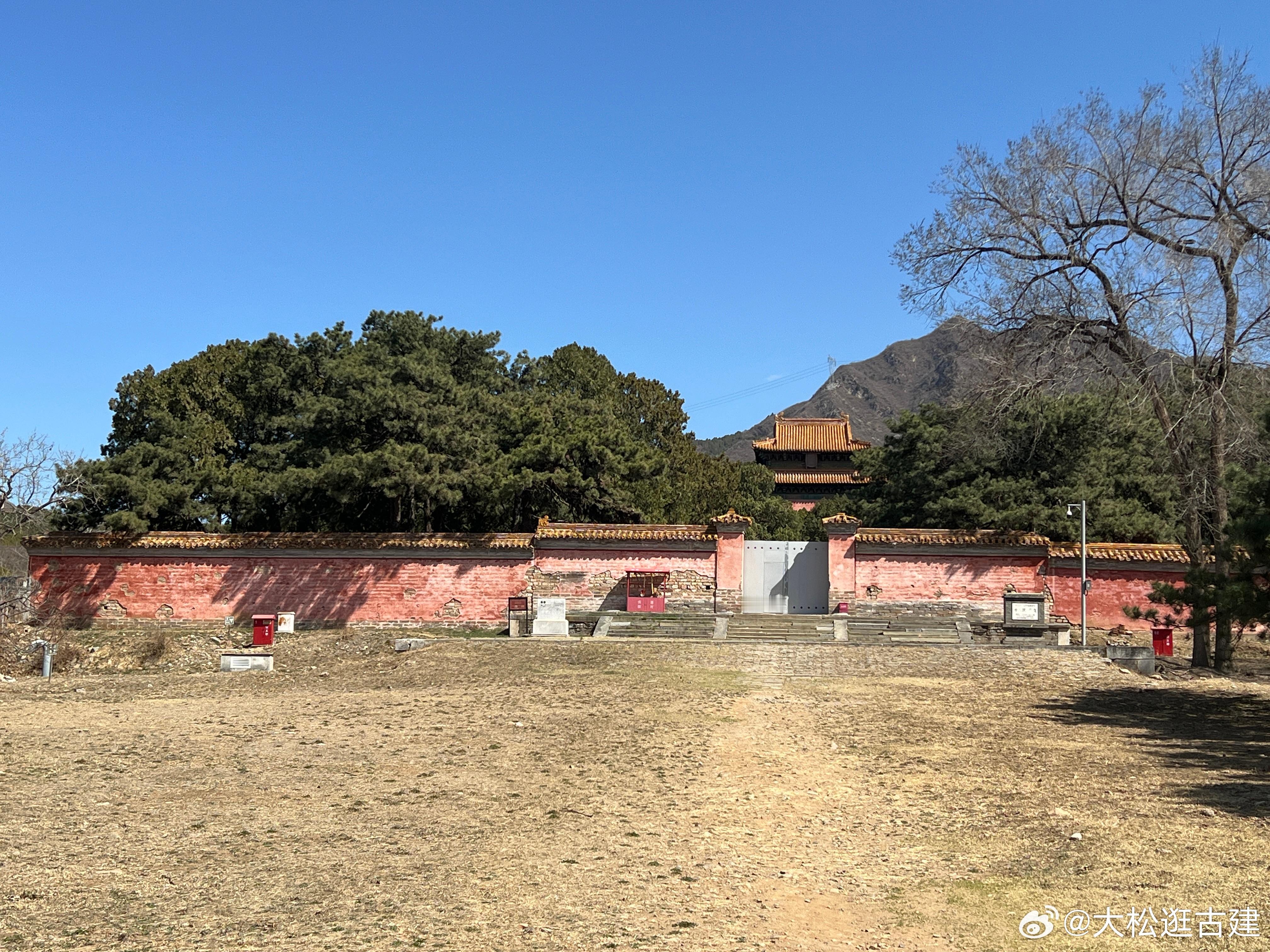 来长陵路过景陵门口顺道瞧瞧。顺便长陵村吃个烧饼坛子肉。  ​​​