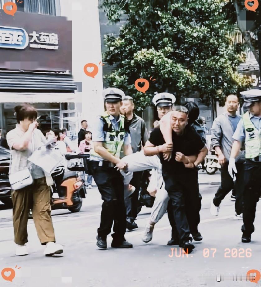 考生太紧张，腿软走不了路，爸爸背着进的考场，警察叔叔也来帮忙，妈妈在一旁捂着嘴笑