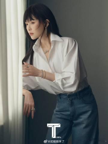 唐嫣连续三年登封杂志七月刊封面 三回盛夏，镜前岁岁相逢，唐嫣解锁三年连登七月刊封