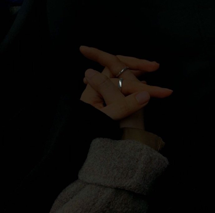 “   物质上没有要求的女孩子，   感情上会要求更多，   她不会因为穷而离开