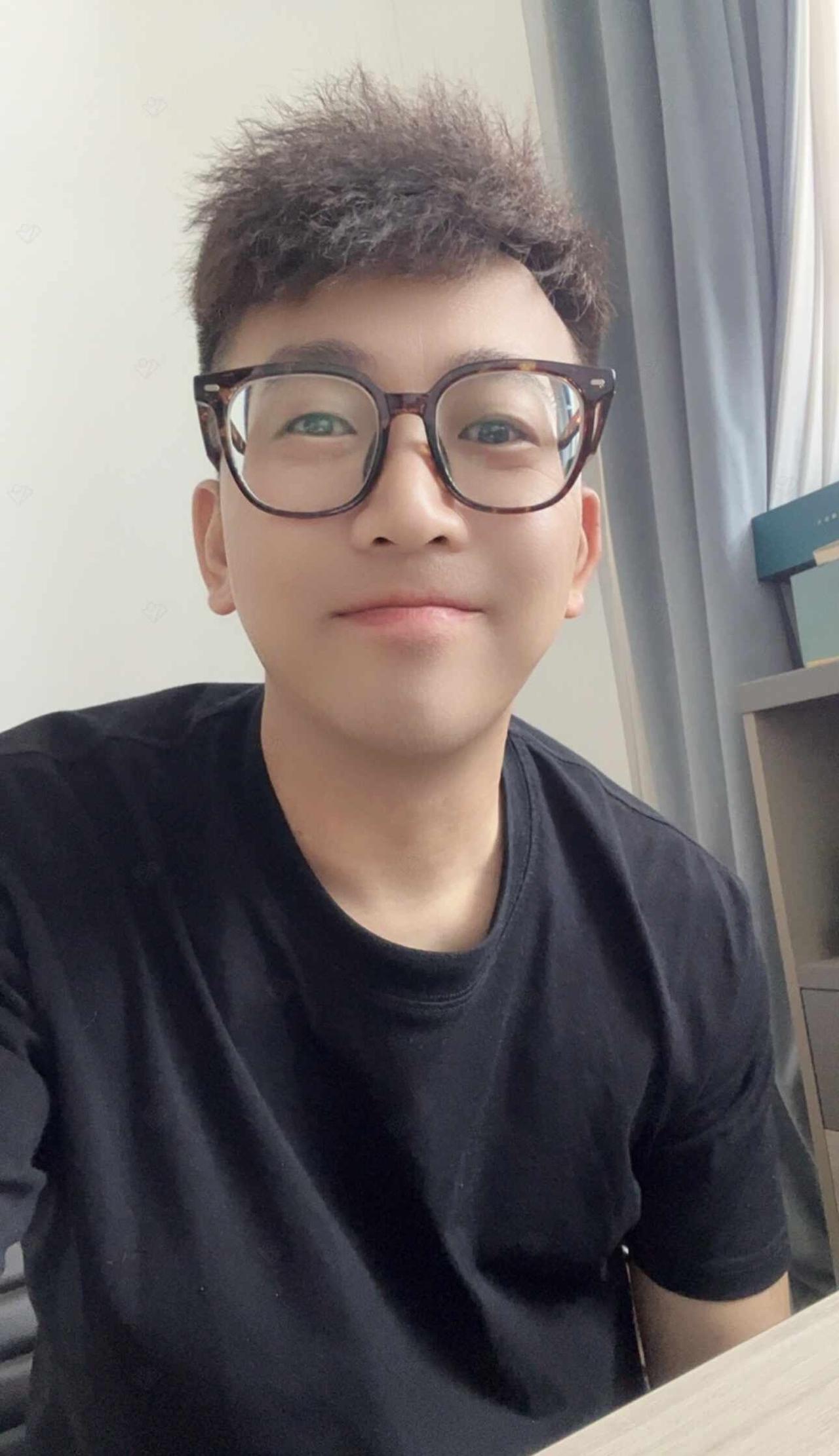 85后｜在嘉兴认真寻找能相伴一生的人✨
嘉兴本地人｜诚心交友，期待三观契合的另一