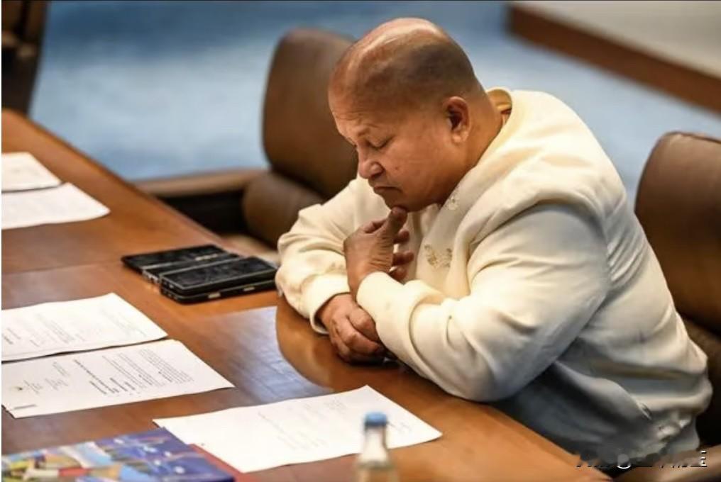周三，涉嫌“法外处决”受害者的家属聚集在菲律宾参议院外，要求前菲律宾国家警察局长