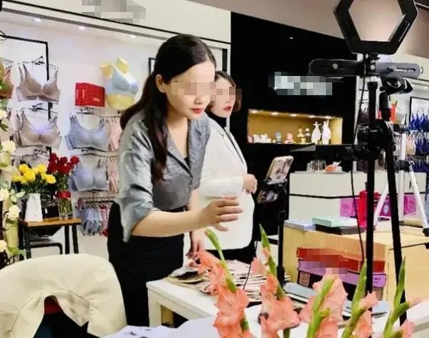 福建晋江，有个卖女性内衣的直播间，男子曾某进入直播间下单1000件内衣后全额秒退