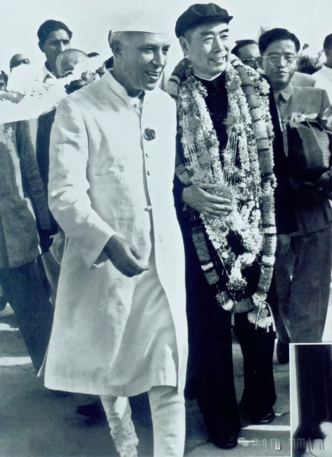 1954年6月，周总理访问印度。印度总理尼赫鲁到机场欢迎。