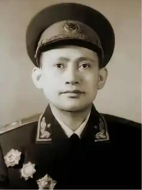 1935年，长征途中，詹才芳看到了一个重病的人被抛下，沉思片刻，说：“这么年轻，