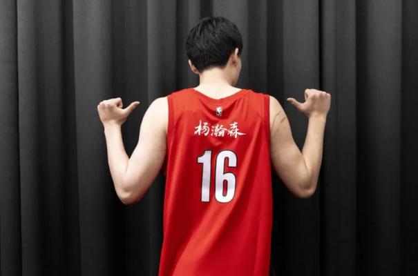 开拓者的官宣再现，根源就是杨瀚森这名年轻的中锋。因为他们推出了限量姓名牌，他们要