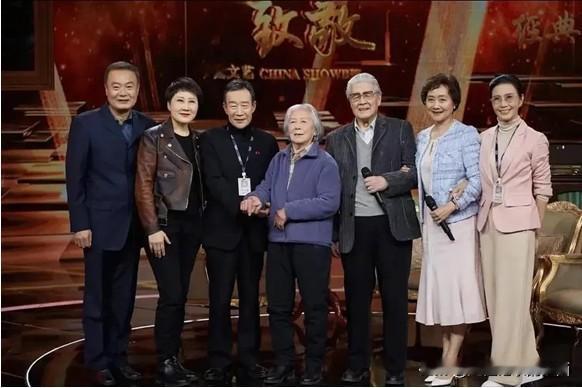 张凯丽还真的是会保养，想不到老了之后的她是这一群明星里面最有气质的一个，看起来高