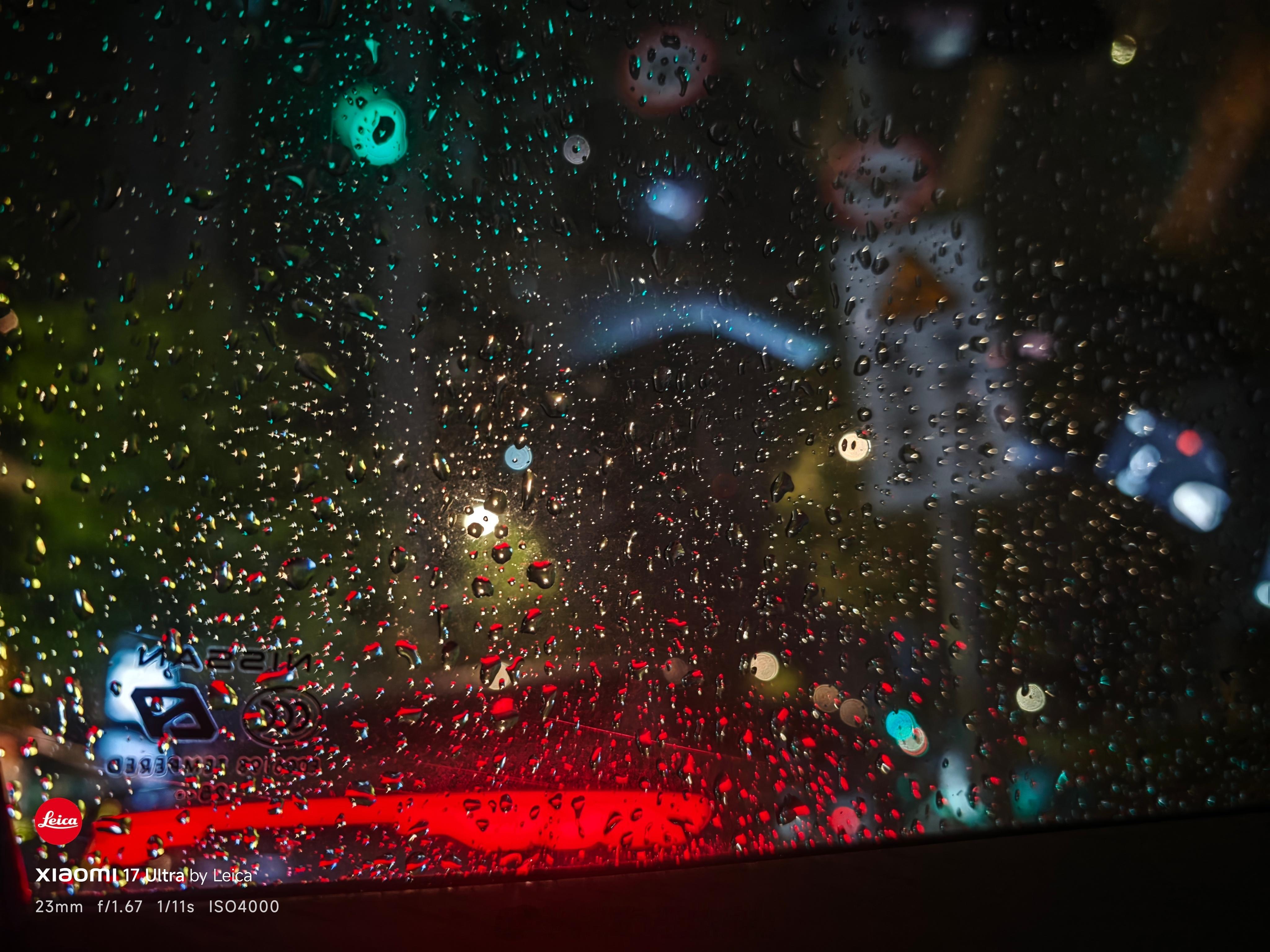 今晚下大暴雨，我就把车开出来停在路边，坐在车内听着雨敲打铁皮的声音，打开座椅按摩