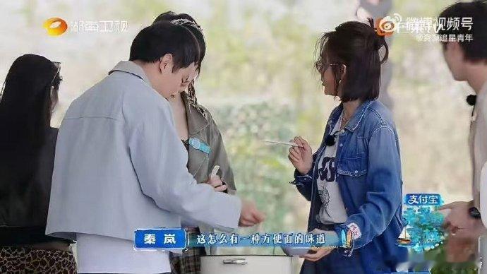 王鹤棣用方便面料熬高汤亲爱的客栈头脑灵活，创意满满，普通食材也能玩出花样，生活氛