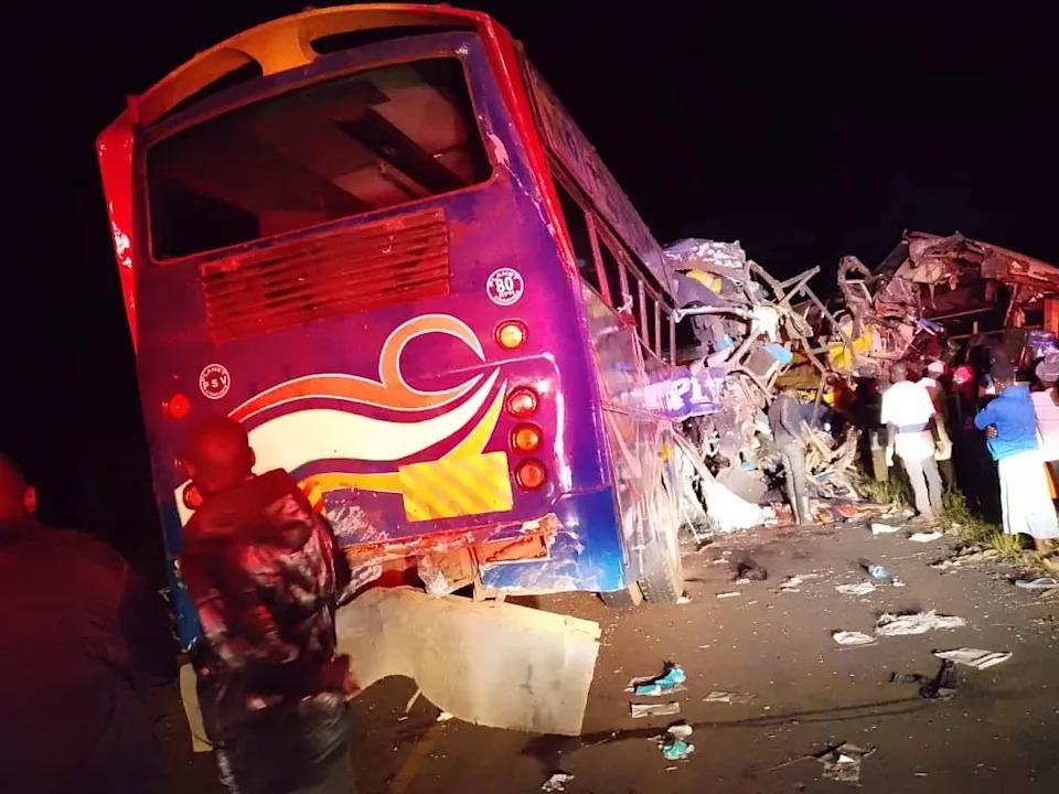 惨烈！
乌干达西部公共汽车和其他车辆相撞
事故造成巨大伤亡！
警方表示，周三早些