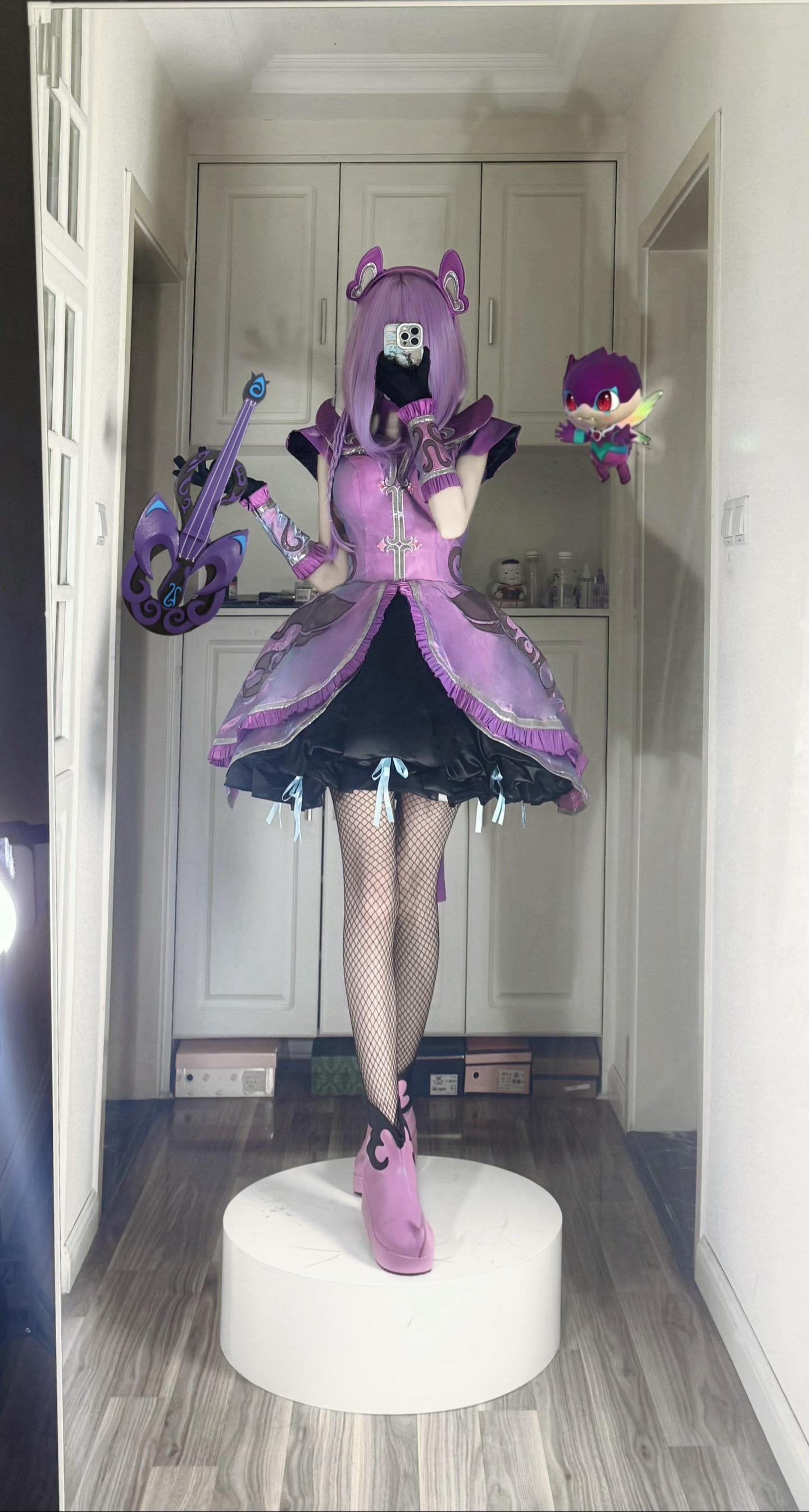 正义的黑魔仙一定要打败邪恶的摸仙堡啊。谁支持 谁反对？衣服一套是