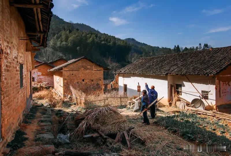 如今的农村，
二三十岁的年轻人几乎不见踪影。
一栋栋新建的楼房拔地而起，
三层四