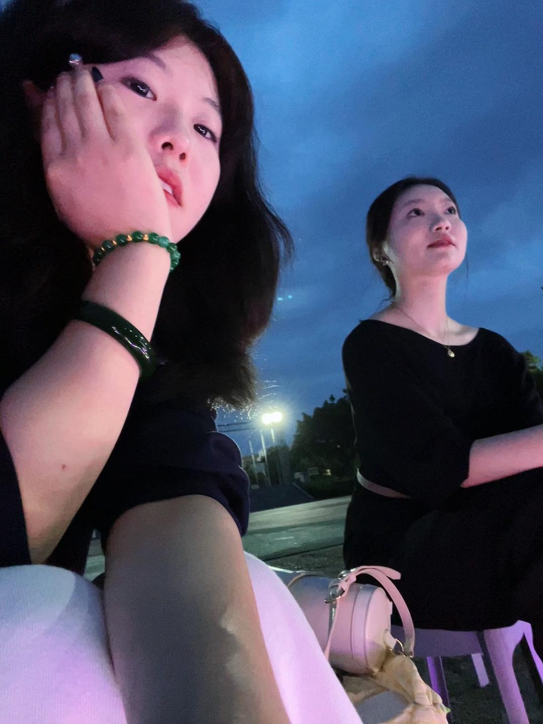 大学还是和好闺蜜在一个学校，一个院系 两人一起坐高铁来学校，一路嘻嘻哈...