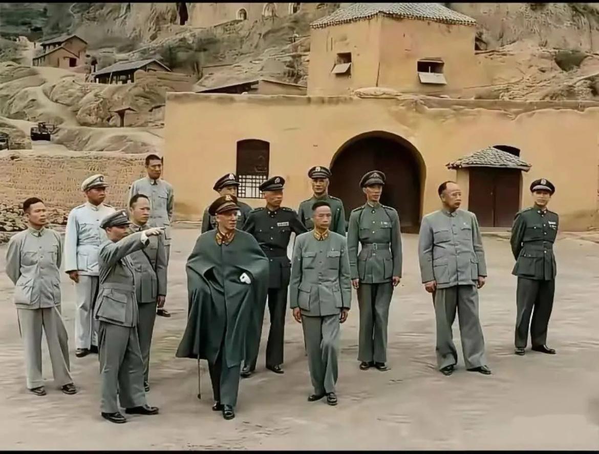 1947年，胡宗南拿下延安后，蒋中正首次来到延安，在小东门与一众将领的合影，当时