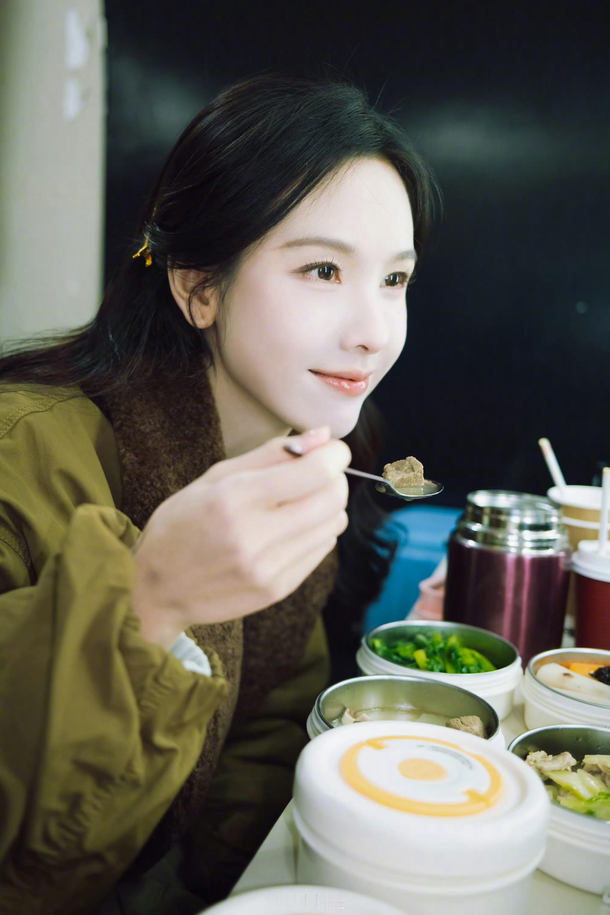 社牛玩偶陈都灵 陈都灵分享《今天也没变成玩偶呢》开机照，今天是社牛玩偶嘟嘟，期待