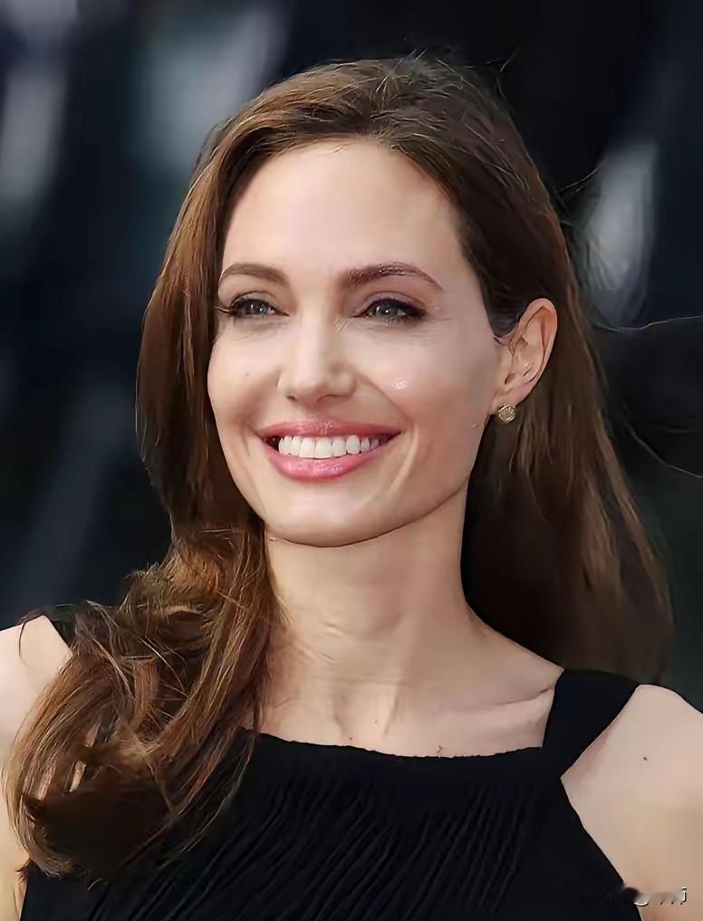 这下全世界都知道了！
​原来乌克兰真的在到处抓人当兵！11月4日，朱莉以联合国儿