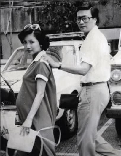 1980年，谢贤和怀孕的妻子狄波拉，一张罕见的合影，画面戴眼镜、一身浅色短袖长裤