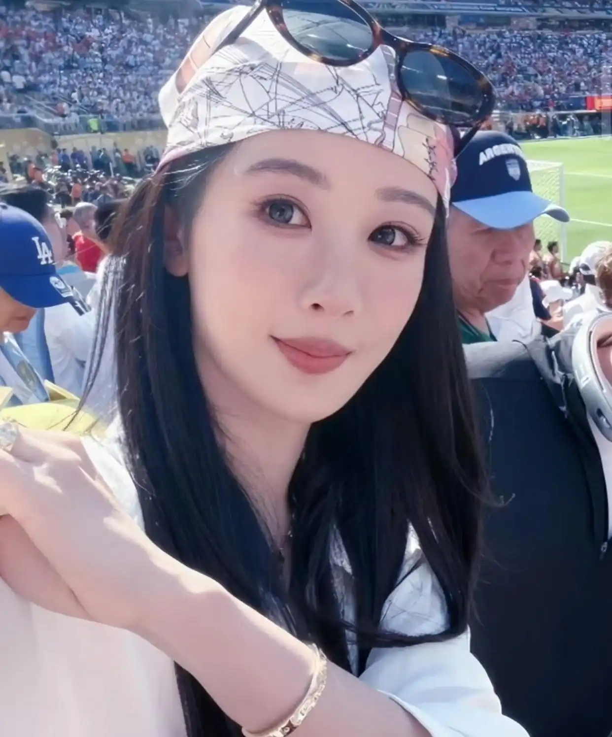 杨紫去看西班牙vs阿根廷决赛啦！这造型清新漂亮很迷人，杨爸爸穿着阿根廷的队服 