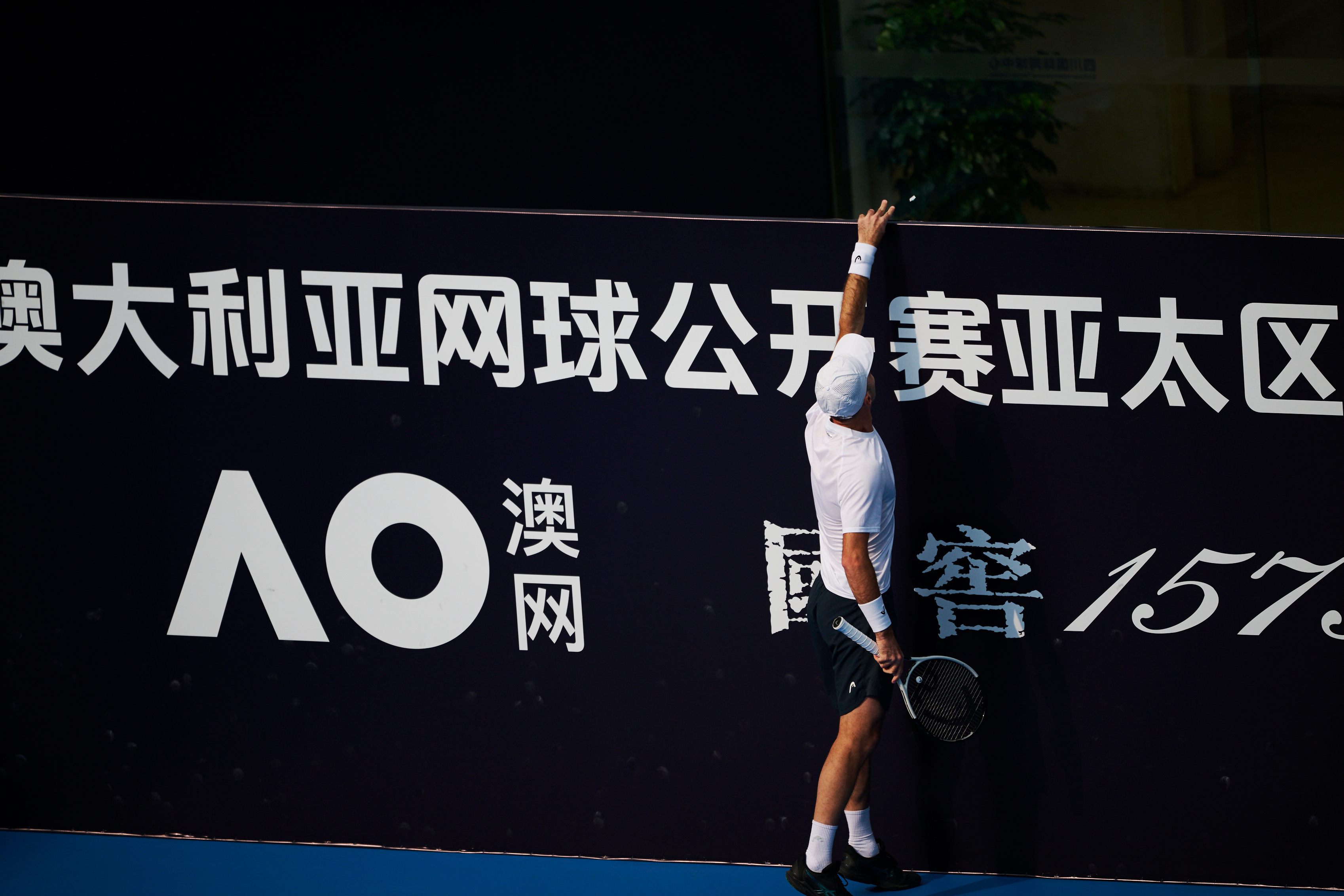 库库什金小小翼翼把球场的小纸片送走，职业球员真的很注重细节！第一次分享库库什金的