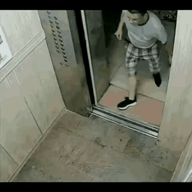 有没有明白的
电瓶放外面没事，用着也没事，为什么一进电梯就能起火冒烟，它是很电梯