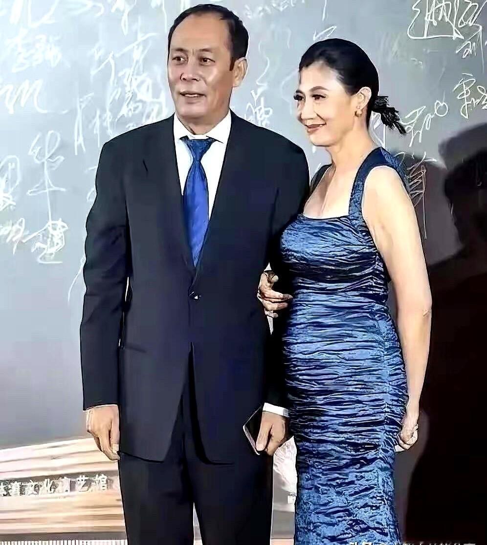 看完那段话，真有点无语：“张光北老婆都60多了，还穿这种礼服裙？气质油腻，小肚腩