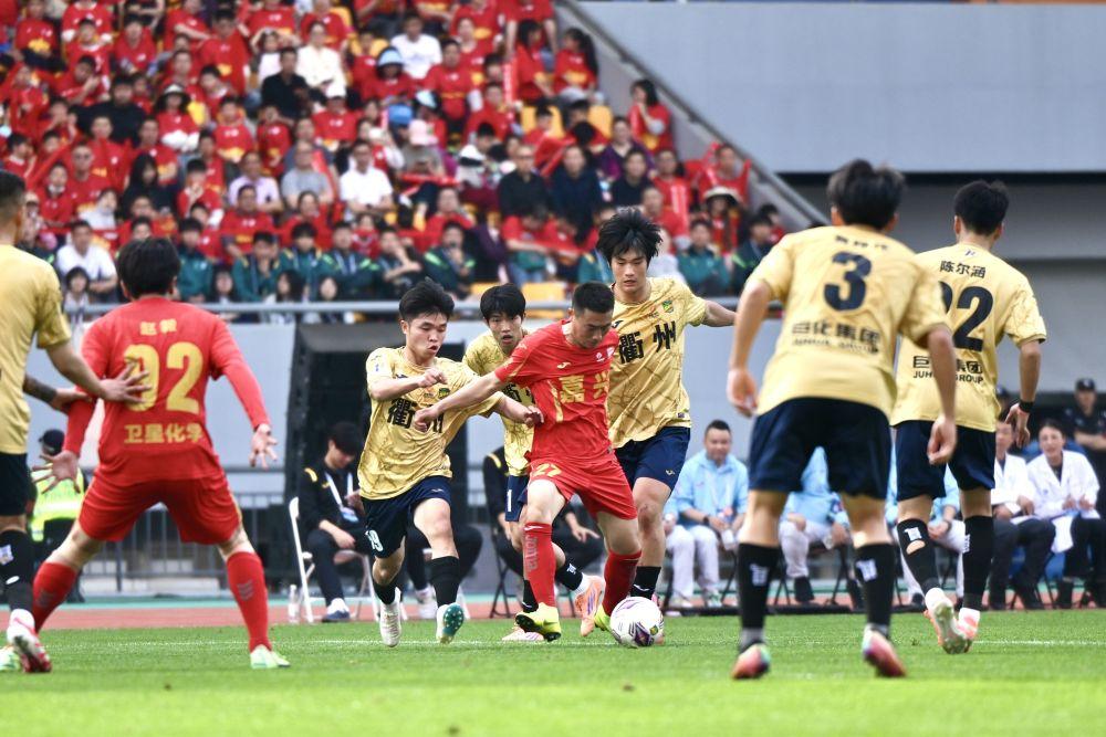 【浙江首届城市足球联赛“吴越杯”开赛】
4月6日，首届浙江省城市足球联赛“吴越杯