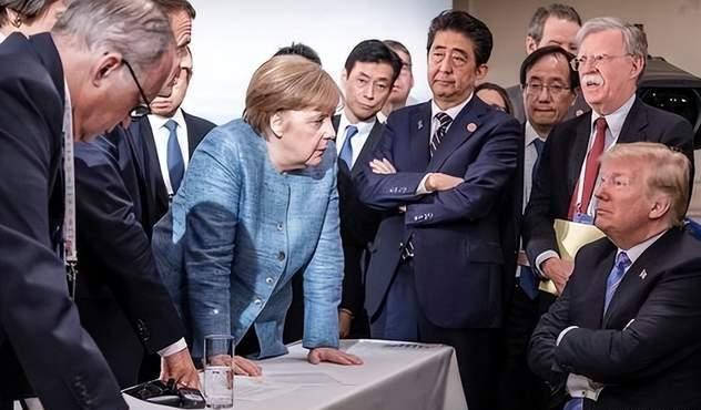每当刷到这张2018年G7峰会的照片，就不由自主地认真欣赏一番，德国总理默克尔太