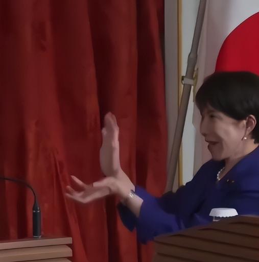 日本首相又闹笑话了吗？和马克龙会晤的时候又引起网友围观。
 
4月1日的时候，马
